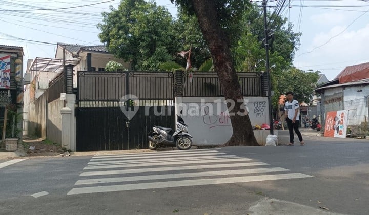 Rumah Hoek 2Lt Ada Pool di Jagakarsa,Hanya 10 Menit ke Tol Brigif