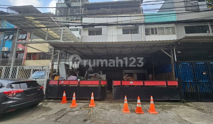 3-Storey Row House in Gunung Sahari, Only 5 Minutes to Kemayoran Toll Road