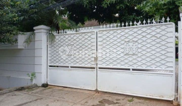 Rumah Hoek 1lt di Simprug Golf, Hanya 6 Menit Ke Tol Senayan