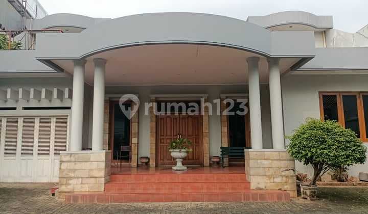 Rumah 2Lt Ada Pool di Sasak Cipete Selatan, Hanya 8 Menit ke Tol