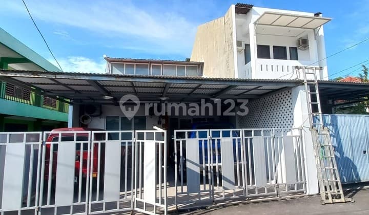 2-Story House in Cipete Selatan, Only 4 Minutes to MRT & Busway