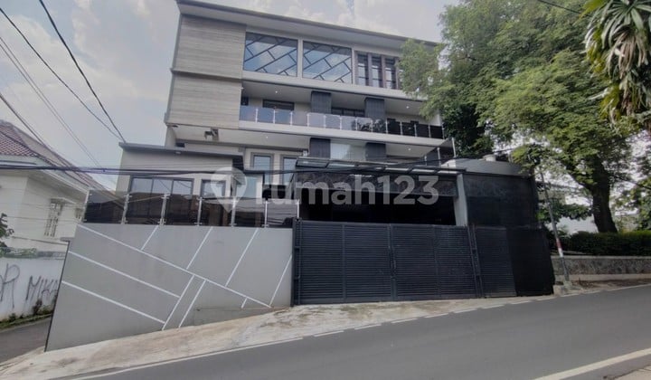 Rumah 4lt di Kemang Utara Dilengkapi Kolam Renang Indoor & Lift