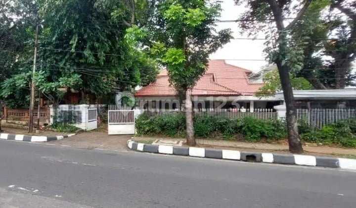 Rumah Lama Dengan Kolam Renang di Metro Pondok Indah
