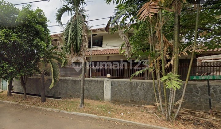 Rumah Tua Hitung Tanah di Simprug Golf, 9 Menit ke Tol Senayan