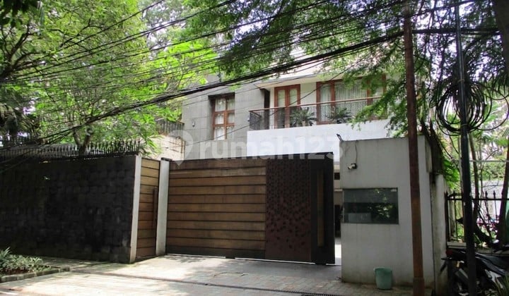 Rumah Hoek 2Lt Dgn Pool di Dukuh Patra Raya Menteng Dalam Tebet