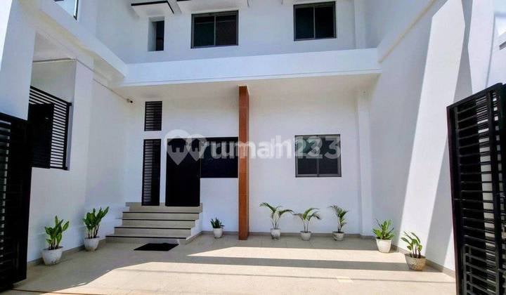 Rumah 3 Lantai Mewah dengan Kolam Renang di Mertoyudan Magelang