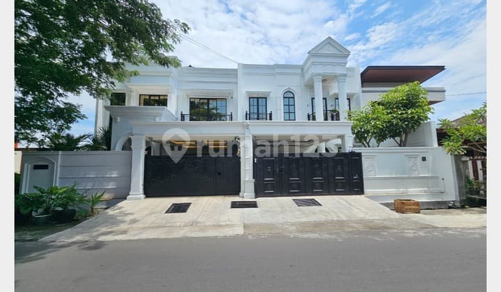 Rumah Mewah Kolam Renang Dekat Al Azhar Dalam Ringroad Godean Slm