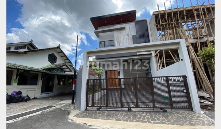Rumah Kontemporer Semi Furnished Jalan Kaliurang Km 8 Sleman