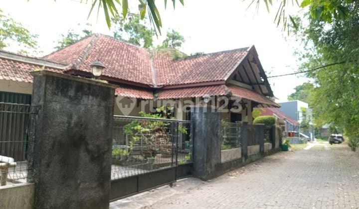 Comfortable House Large Yard West of Hyatt Hotel Palagan Mlati Sleman