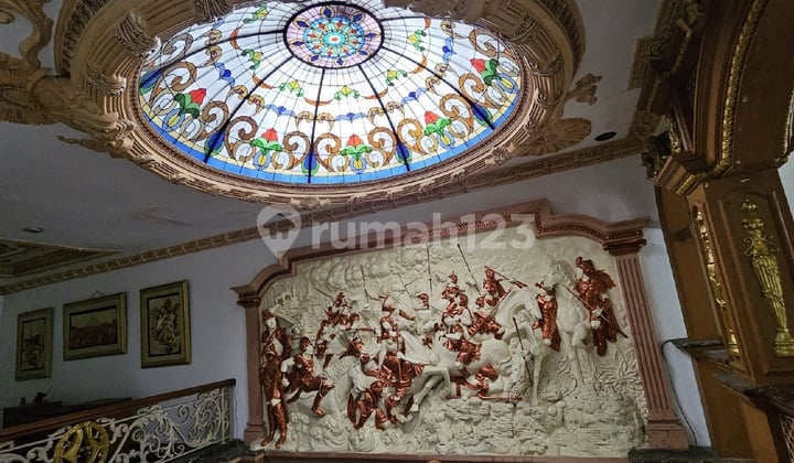 Rumah Bergaya Eropah Klasik Dengan Patung Dan Ukiran Dinding Bergaya Renesaince