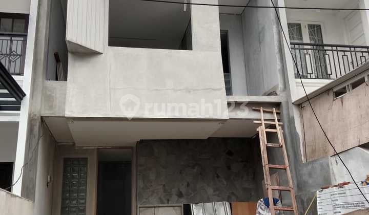 Rumah Modern 2/5 Lantai dengan Rooptopdi Lokasi Bebas Banjir