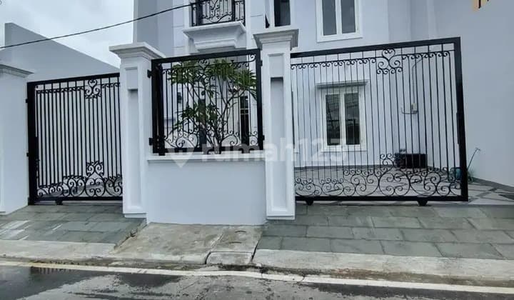 Rumah Mewah Desain Bagus Elegan Dalam Komplek