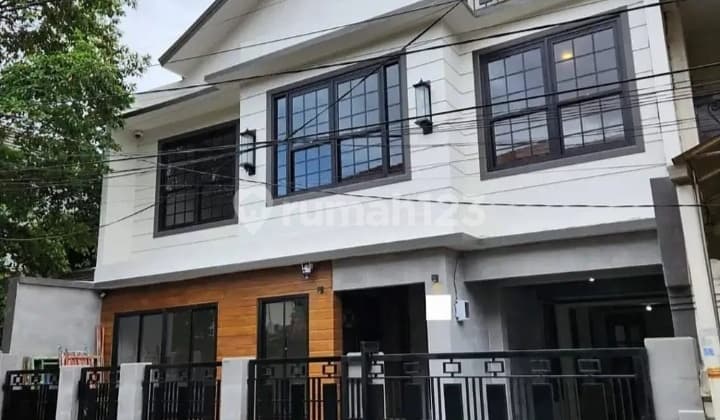 Rumah 3 Lantai Baru American Classic SHM di Duren Sawit, Jakarta Timur
