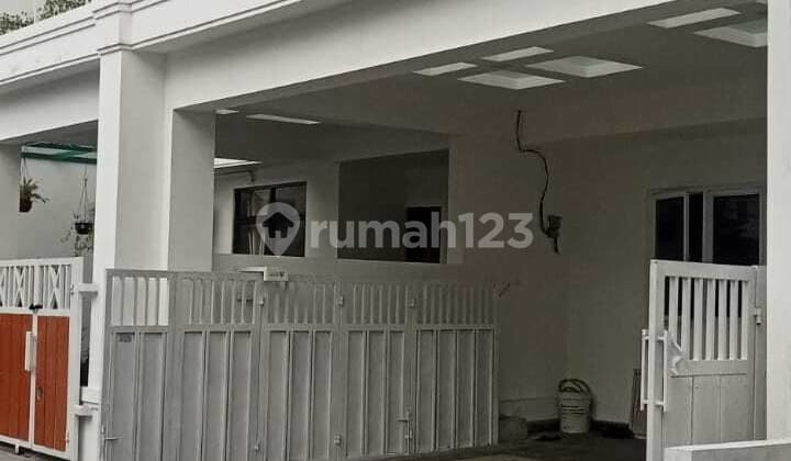 Minimalist House in a Strategic Location in Pondok Kelapa