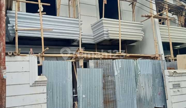 Rumah Bagus Desain Classic Modern di Duren Sawit