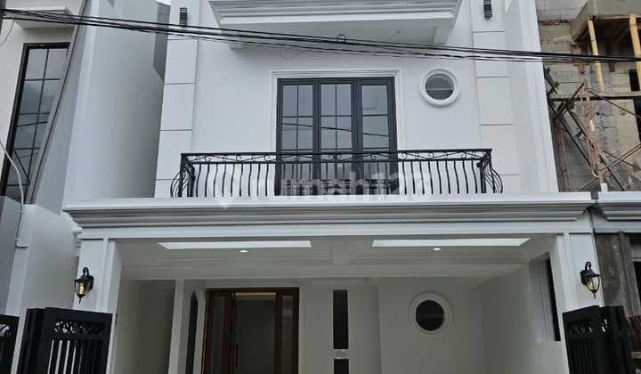 Rumah American Classic Style 3 Lantai di Cinere