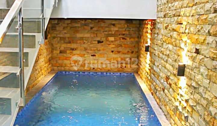 Rumah Mewah dengan Kolam Renang Dekat Stasiun LRT dan Al Azhar Rawamangun