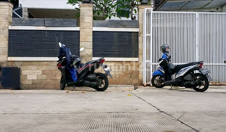 Rumah dengan Kolam Renang Pribadi di Pondok Kelapa Jakarta Timur