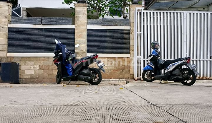 Rumah dengan Kolam Renang Pribadi di Pondok Kelapa Jakarta Timur