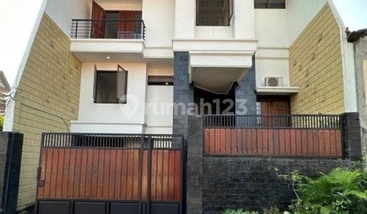 Rumah Mewah 3 Lantai Dekat ke Tol Rawamangun Jakarta Timur