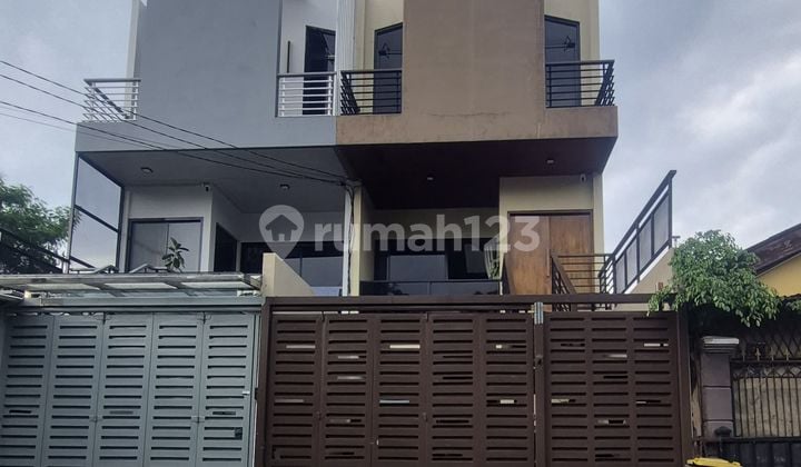 Rumah 3 Lantai Siap Huni Semi Furnish di Pondok Bambu Jakarta