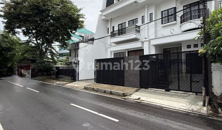 Rumah Baru Siap Huni Lokasi Strategis di Tomang Jakarta Barat