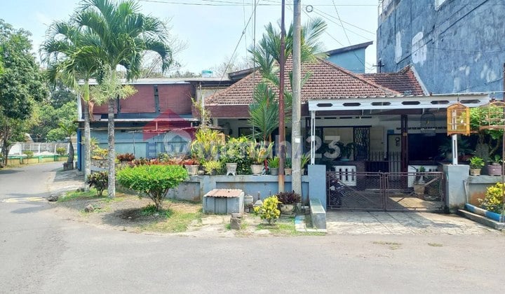 Dijual Rumah Tinggal Dan Kos Aktif 10 Kamar di Lokasi Yang Strategis di Daerah Klojen, Dekat Kampus Poltekes, Um, Ub