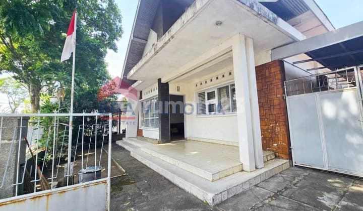 Rumah Vintage kondisi terawat di daerah Klojen dekat berbagai macam kuliner dan cocok untuk berbagai macam usaha atau bisnis