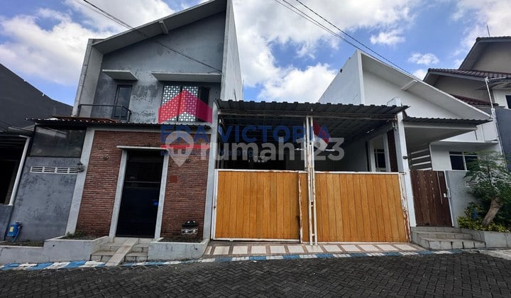 Rumah combo 3 kav jadi 1 di kawasan yang strategis, dekat pusat kuliner kuliner sulfat, akses mudah ke pusat kota cocok untuk Hunian Keluarga atau Investasi Jangka Panjang