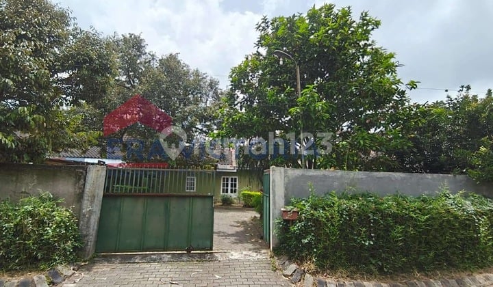 House with Very Large Land, Strategic Location in Batu, Near Batu Square, Batos, Suitable for Investment with High Value