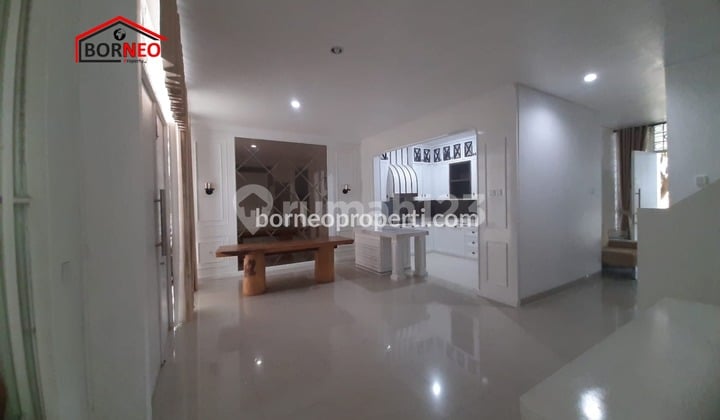 Rumah Sewa Cantik dengan 2 Lantai di Tengah Kota