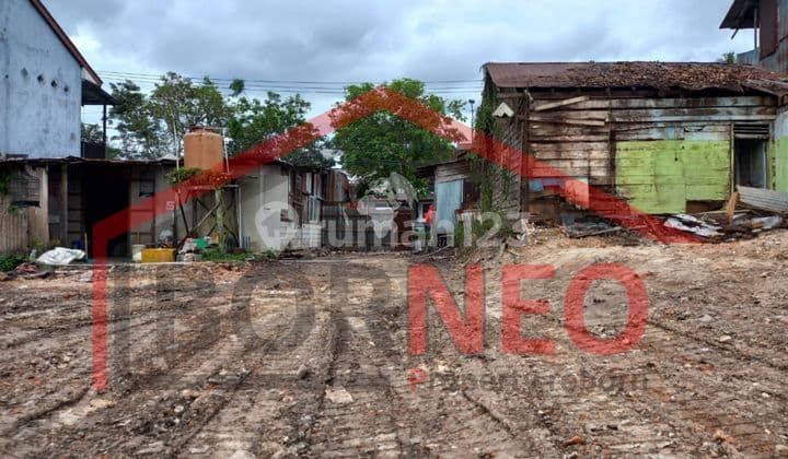 Land with a fairly strategic location by the roadside.