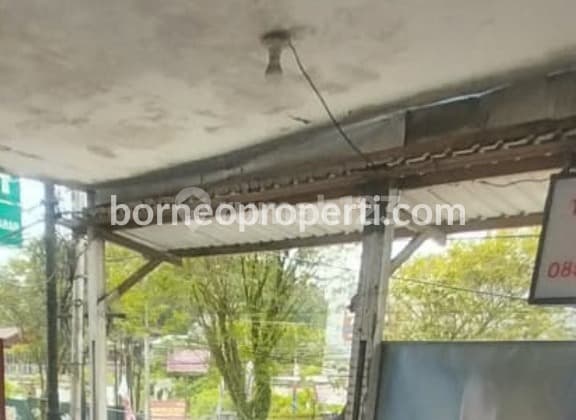 Boarding House by the Main Road in the City Center