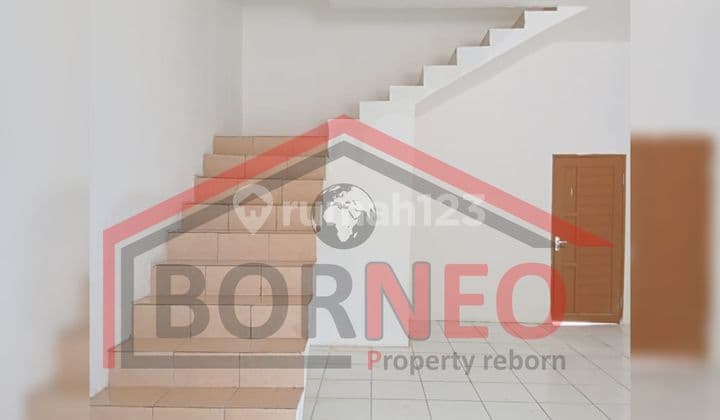 2-Story Shop House by the Road, Suitable for Business.