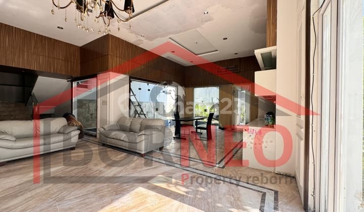 Luxurious House with a Very Comfortable and Lush Environment