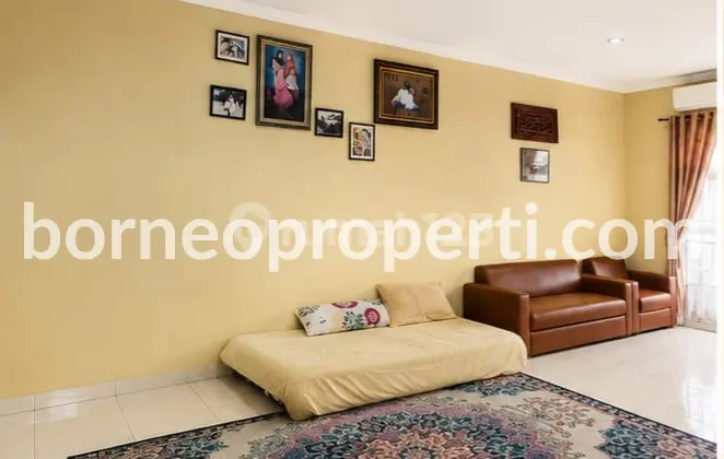 Classic Style House for Sale in Balikpapan Baru, Suitable for Living with Family