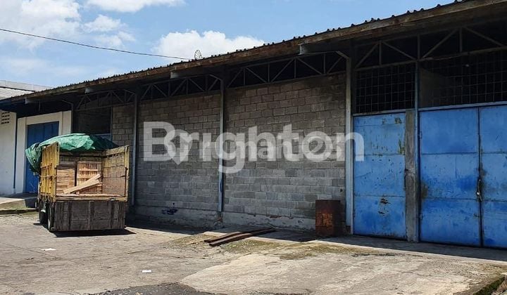 Di Gudang Industri Mojokerto