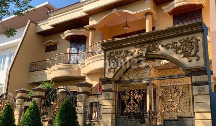 Rumah 2 Lantai Bagus SHM di Pakuwon City Siap Huni Terawat