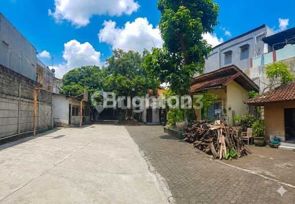 Dijual Tanah Bonus Bangunan 23.3 Are di Jalan Raya Kuta