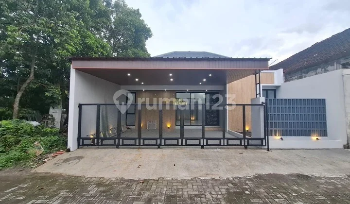 Rumah Baru, Carpot 2 Mobil Dekat Maguwoharjo, Sleman