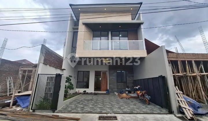 Rumah 2 Lantai, Siap Huni, 5 Menit ke Sleman City Hall