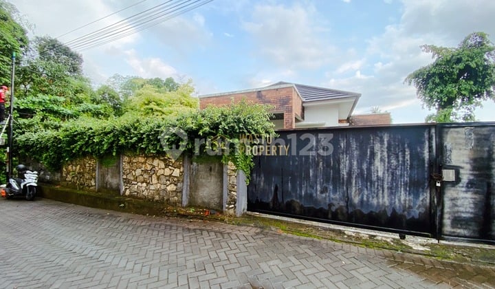 Rumah Besar Tanah Luas Belakang Kampus Uty