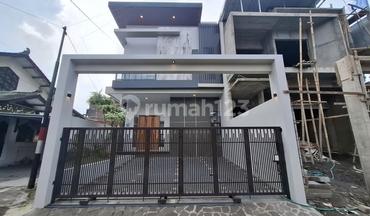 Rumah Mewah 2 Lantai Dekat Jalan Kaliurang Km 8
