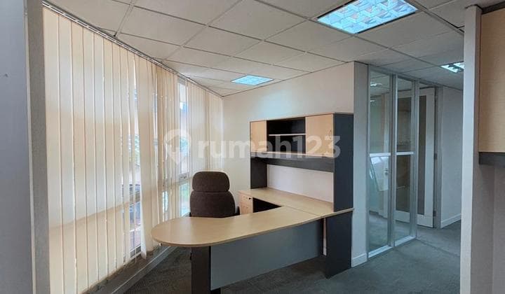 Sewa Kantor Semi Furnish 110 M2 di Sequis Center Scbd