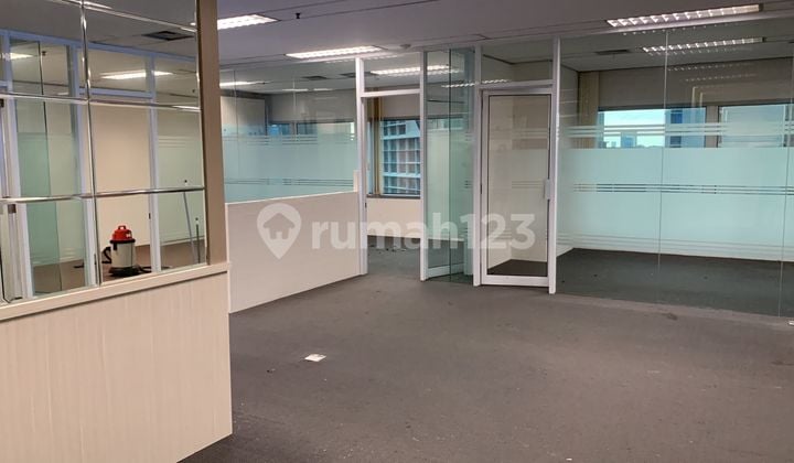 Sewa Kantor Sdh Partisi 409 M2 di Mayapada Tower Sudirman, Murah
