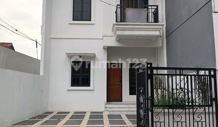 Luxury Ready-to-Occupy House in Cijantung 5 Minutes to Pasar Rebo Toll Road 10 Minutes to Rambutan LRT 10 Minutes to Ciracas LRT Close to Business Centers & Malls