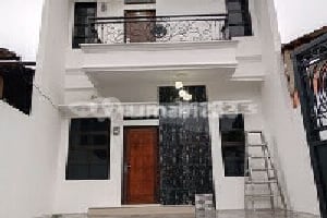 Rumah Mewah Siap Huni di Cijantung 5 Menit Tol Pasar Rebo 10 Menit LRT Rambutan 10 Menit LRT Ciracas Dekat Pusat Bisnis & Mall