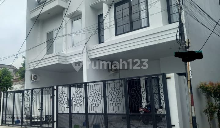 Rumah Cantik & Mewah 3 Lantai Full Furnishedi Dlm Komplek Elit