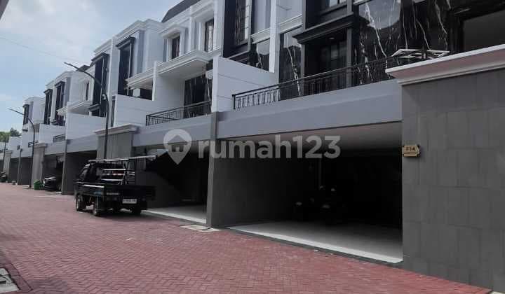 Rumah 3 Lantai Dlm Cluster Elit Dekat Toll Bangunan Bata Merah