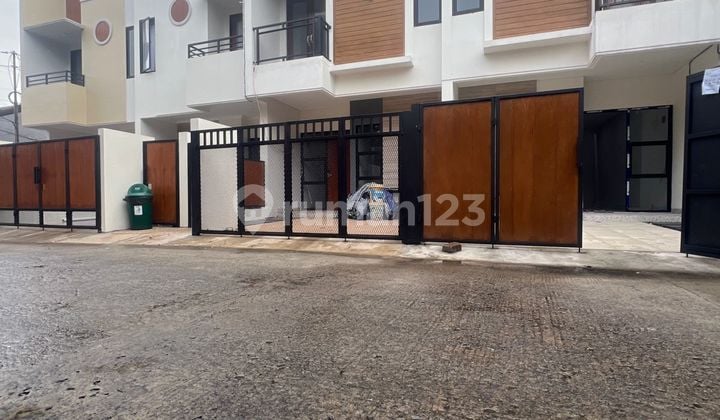 Rumah Cantik Dekat Jalan Raya Kodau Lokasi Strategis